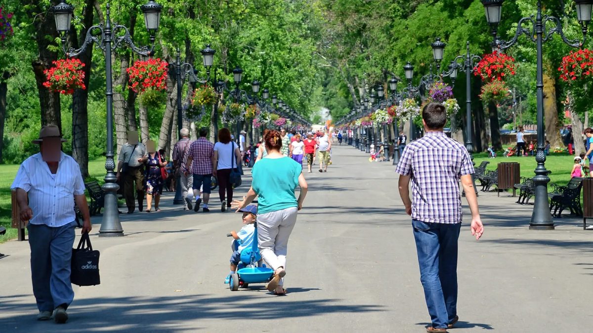 Disconfortul termic cauzat de caniculă sufocă ieșenii. Aerul este irespirabil, iar primăria nu a trimis niciun utilaj cu apă pe străzi – FOTO