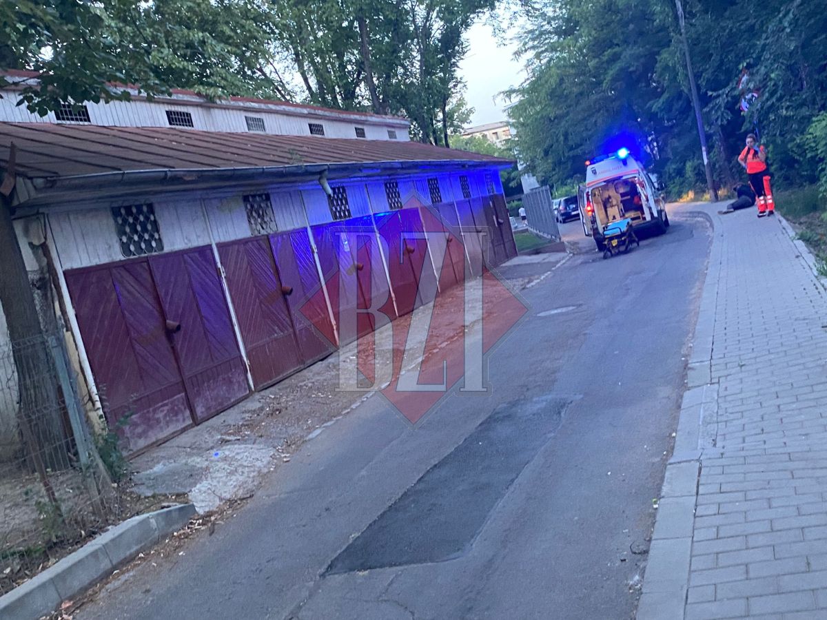 Un bărbat aflat în stare de ebrietate a blocat o stradă întreagă! Țipă și refuză transportul la spital – FOTO, VIDEO