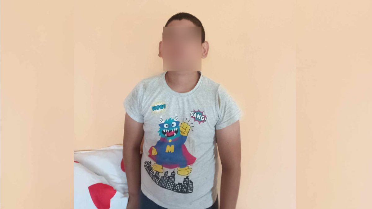 Starea de sănătate a elevului din Iași, bătut de către un angajat în baia școlii, s-a înrăutățit: „Îl doare zona unde a primit pumni, în stomac” – FOTO