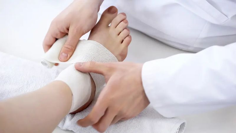Entorsă la gleznă, tratament acasă. Ce trebuie să faci în cazul unei astfel de leziuni