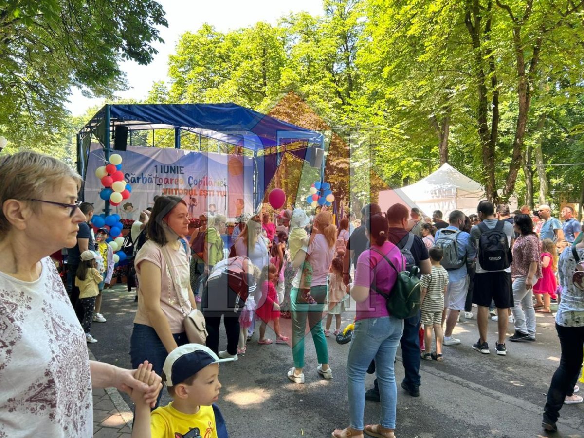 Ziua copilului este sărbătorită în Parcul Expoziției, din Iași. Copiii desenează pe asfalt cu cretă colorată – FOTO