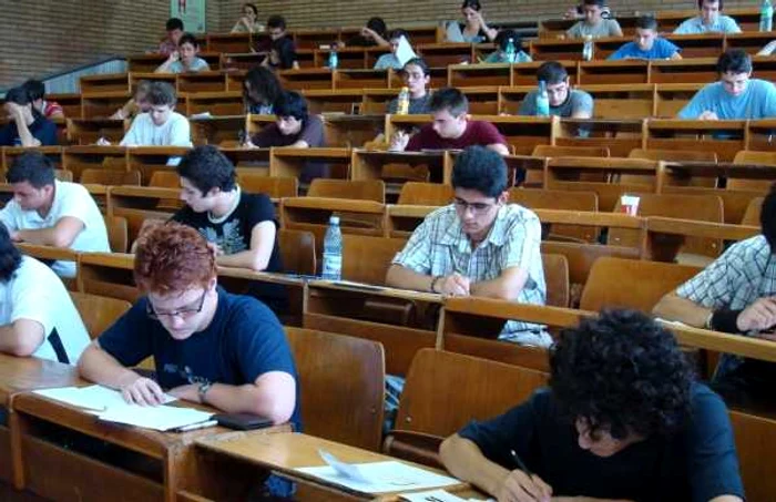 Un student i-ar fi dat foc unui profesor, din cauza notei primite la examen