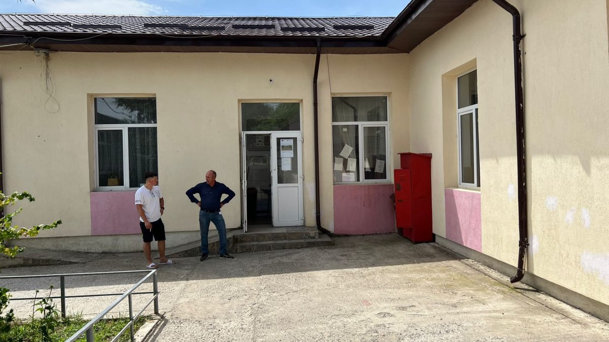 Tentativă de fraudă la Belcești. Președintele unei secții de votare, prins când înmâna buletine deja ștampilate