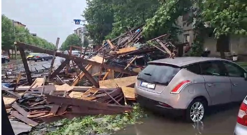 Dezastrul lăsat în urmă de codul roşu de vijelii. Au fost rafale de peste 100 de km/h