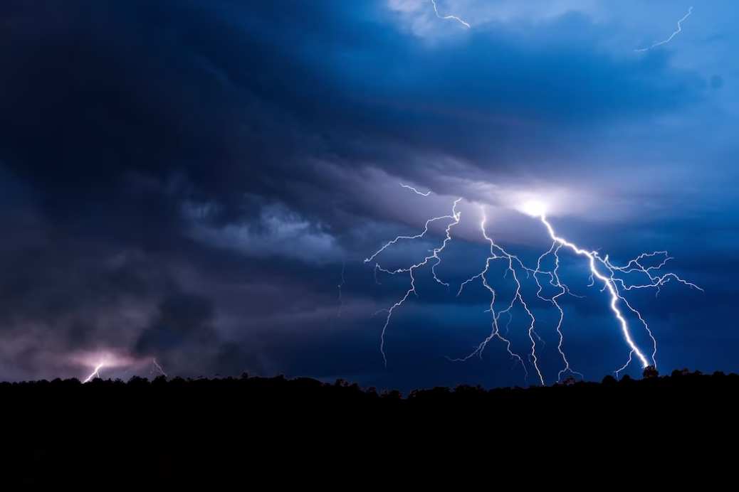 O nouă avertizare meteorologică! Cod portocaliu de grindină, frecvente descărcări electrice, vijelie și averse torențiale în Iași, Vaslui și Bacău