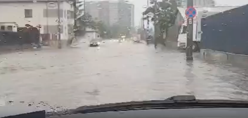 Imagini incredibile surprinse la Iaşi. Plouă de câteva ore, iar oraşul este sub ape. Abia se poate circula spre Dancu – VIDEO, UPDATE