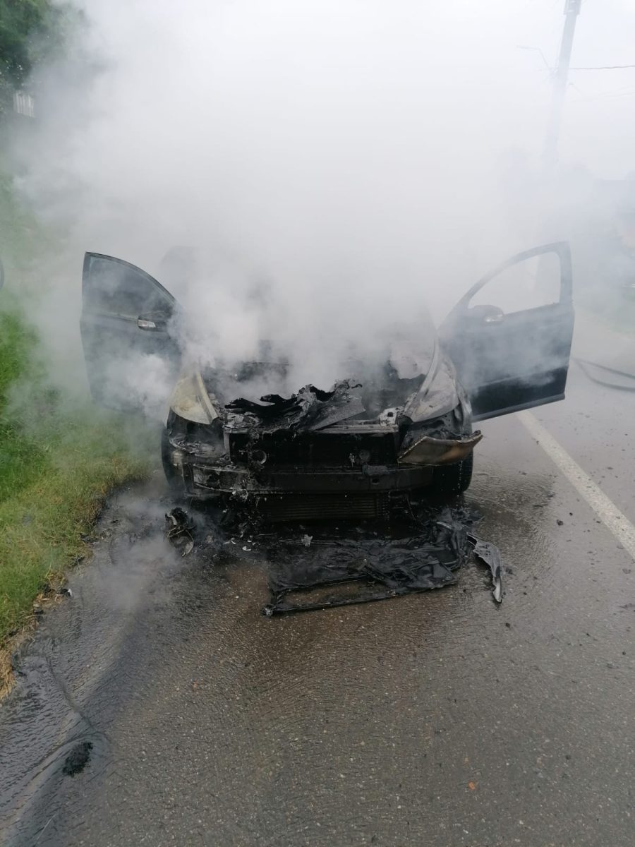 Incendiu la un autoturism în localitatea Prigoreni: Intervin pompierii de la Târgu Frumos – FOTO