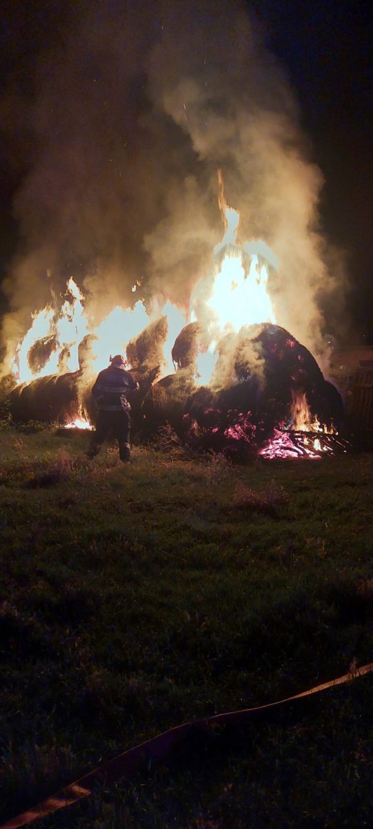 Incendiu puternic la Botoșani. 30 de baloți de furaje au ars