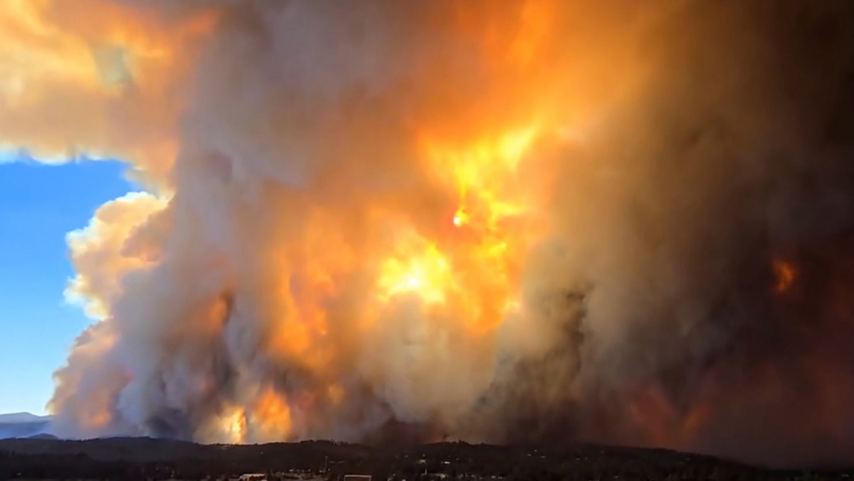 Două incendii uriașe au făcut prăpăd în New Mexico. Flăcările au distrus peste 500 de clădiri – VIDEO