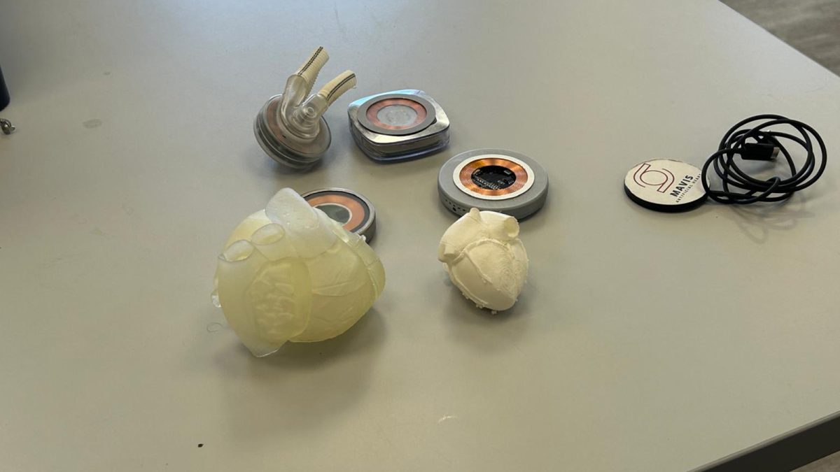 Studenții de la UMF Iași care au realizat o inimă artificială au ajuns, pentru al doilea an consecutiv, în marea finală „Heart Hackaton”. Concursul are loc în Japonia: „Am făcut îmbunătățiri” – FOTO