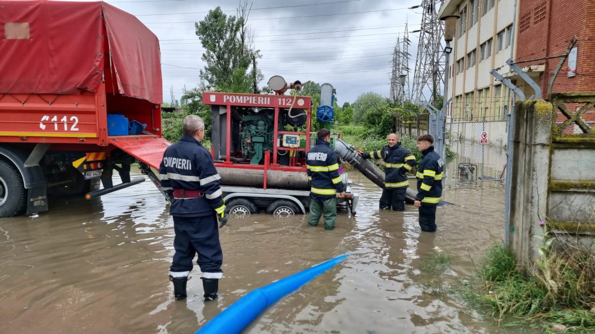 Inundație la o stație de transformare! Pompierii ieșeni au intervenit pentru degajarea apei – FOTO