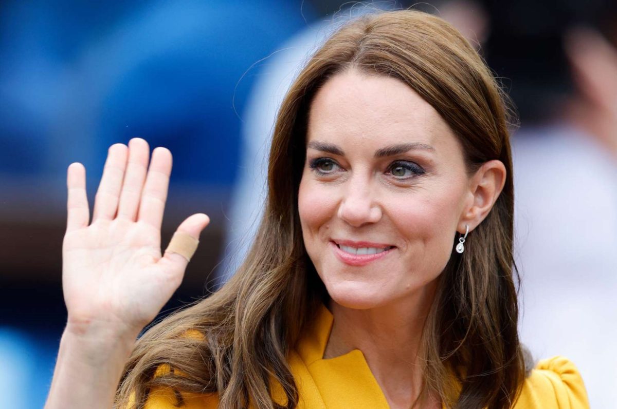 Kate Middleton, mesaj ascuns la prima apariție publică. Ce semnificație au cerceii și broșa purtate