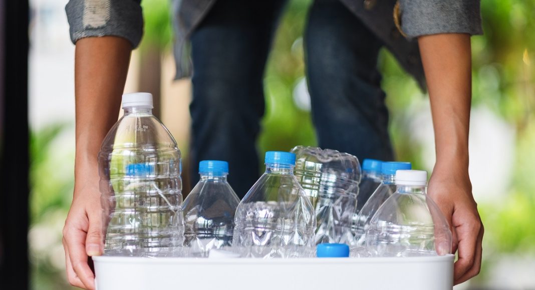 Atenție, români! Se schimbă legea pentru reciclarea sticlelor