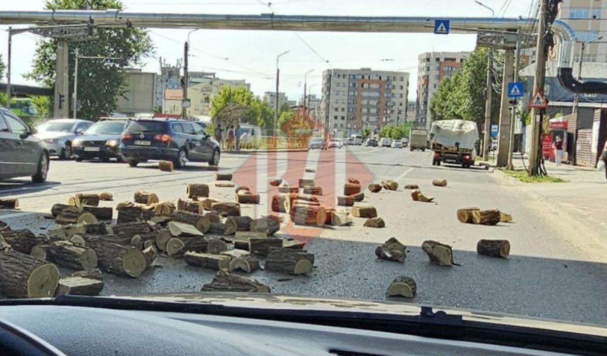 Incident la Iași! Lemne căzute dintr-un camion în pasajul Octav Băncilă. Trafic îngreunat