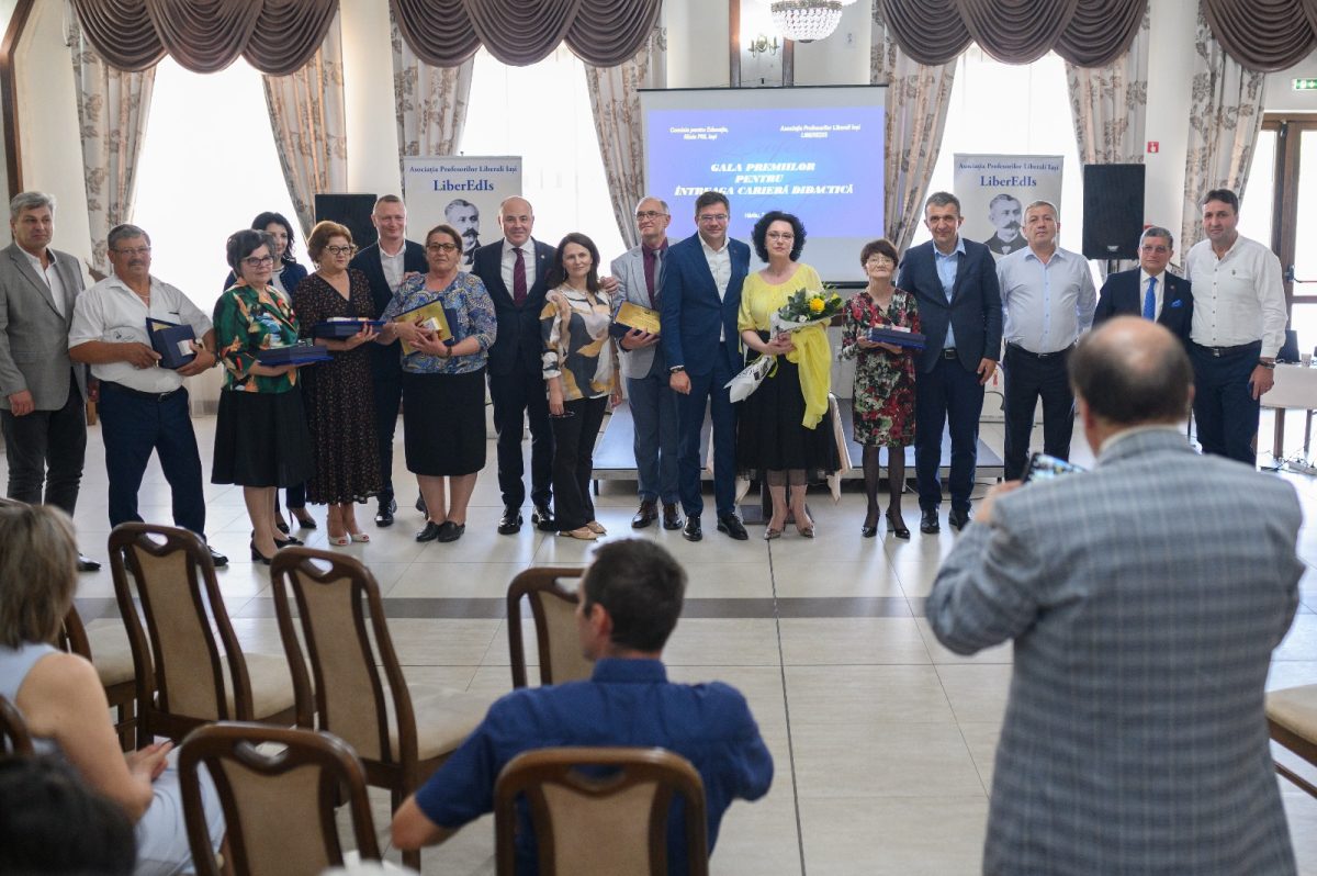 Liberalii ieșeni au premiat excelența în educație la Hârlău și Târgu Frumos: Am corectat o nedreptate făcută de ani de zile administrația de stânga