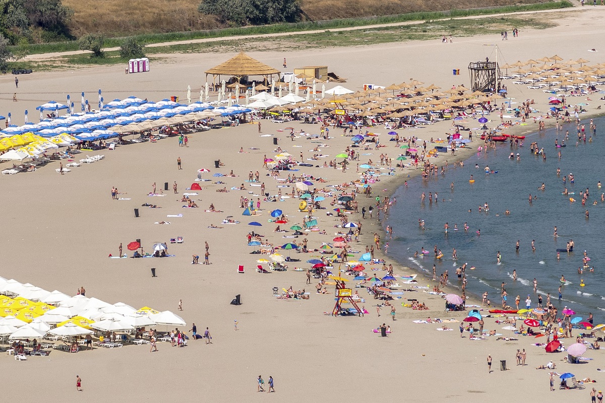 Mulțime de oameni la mare. Peste 100.000 de oameni își petrec concediile pe litoralul românesc