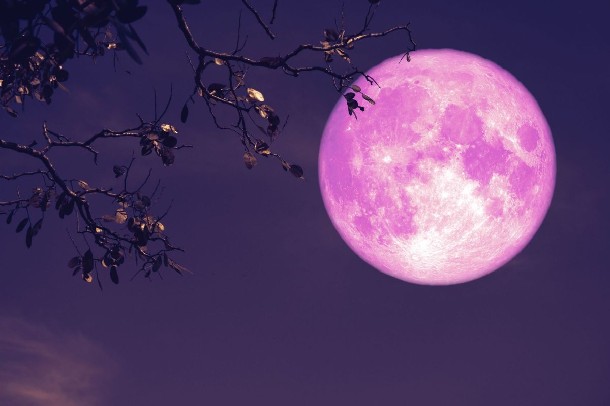 Fenomen rar pe cerul României. Când vom putea vedea „Luna Căpșunilor”’ sau „Luna Roz”