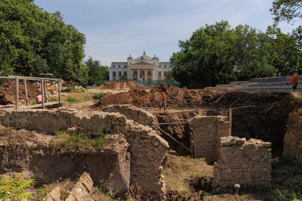 Lucrările de modernizare a parcului din fața Teatrului Național „Vasile Alecsandri” continuă. Iată cum arată – FOTO