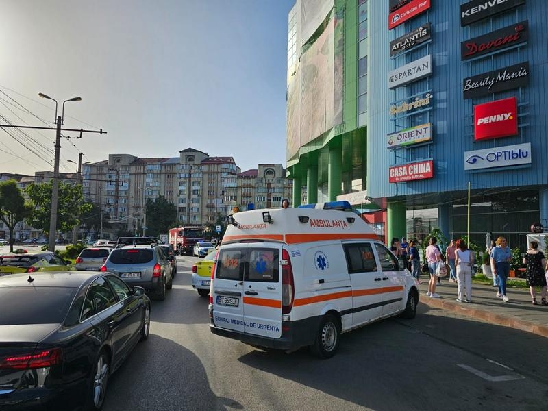 Peste 300 de persoane au fost evacuate dintr-un mall din Botoşani. Posibilă scurgere de gaze – VIDEO