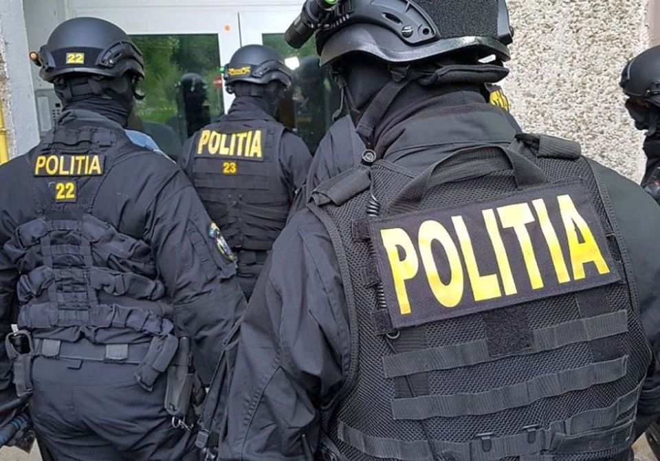 Două persoane au fost reținute pentru trafic de minori și trafic de persoane