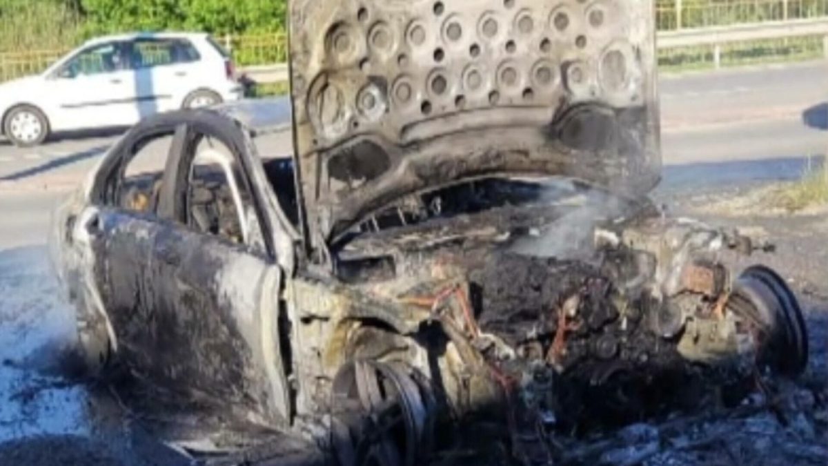 Un autoturism a luat foc în mers, în Cluj-Napoca. Pasagerii au fost salvați în ultimul moment