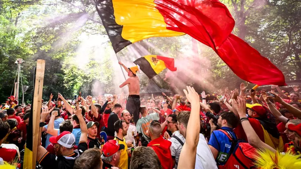 Incident sângeros ieri seară la meciul România-Belgia. Un suporter român a fost înjunghiat de fanii belgieni