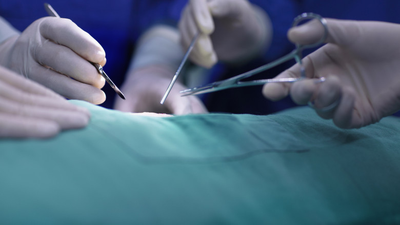 Medicul anchetat după ce ar fi uitat o compresă în abdomenul unei paciente care a murit poate da consultaţii