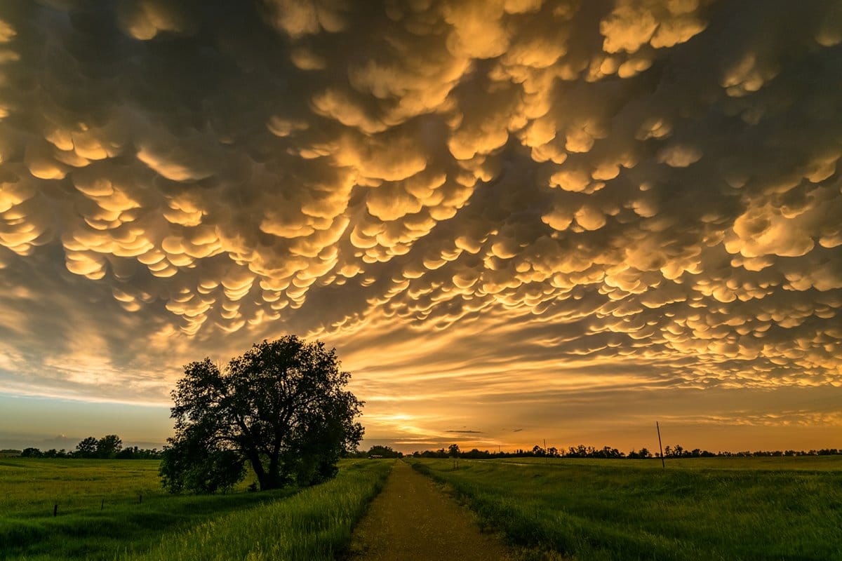 Fenomen meteo spectaculos pe cerul României. Ce sunt norii mammatus