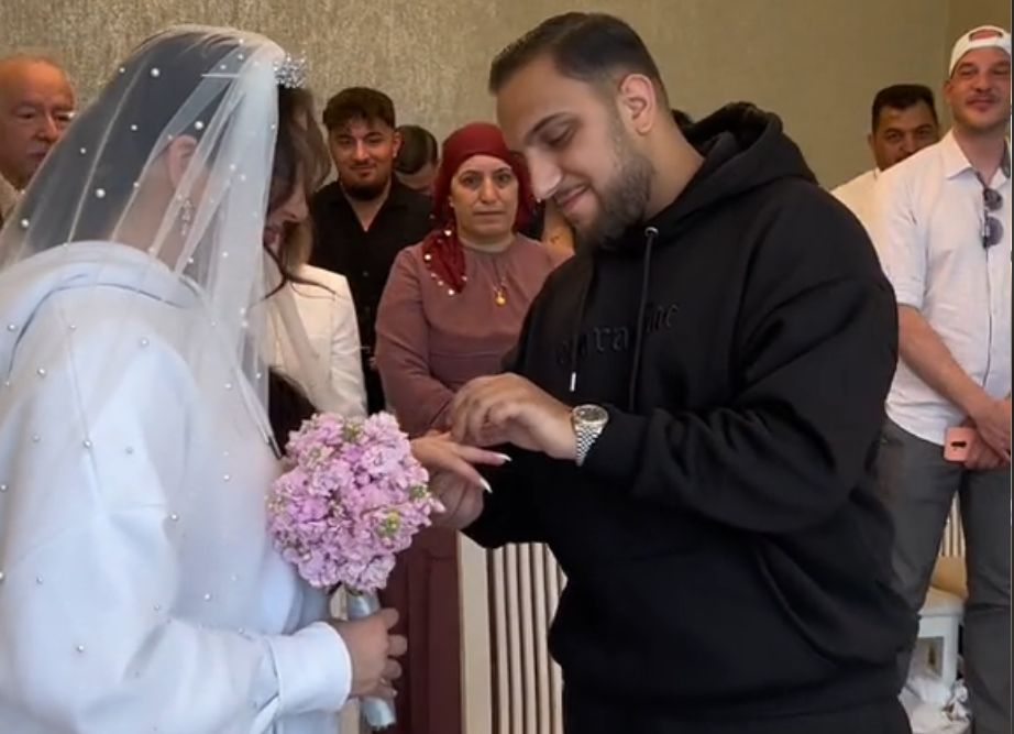 Mirele și mireasa au renunțat la hainele de lux și au ales să se căsătorească îmbrăcați în trening
