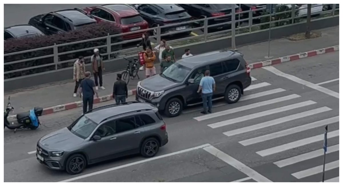Operațiune dificilă de salvare! Unui bărbat aflat în traficul din București i s-a făcut rău