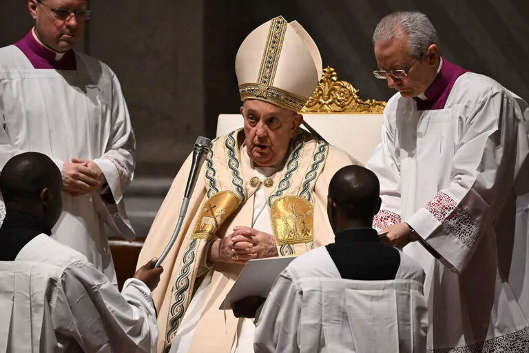 Papa Francisc le cere preoților să nu îi adoarmă pe oameni cu predici prea lungi