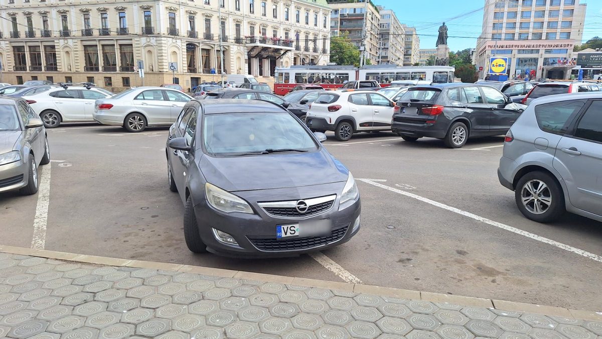 Cu o fată din Vaslui niciodată nu te pui! O domnișoară și-a parcat mașina pe două locuri în Piața Unirii. Le-a spus polițiștilor că a cumpărat două tichete de parcare