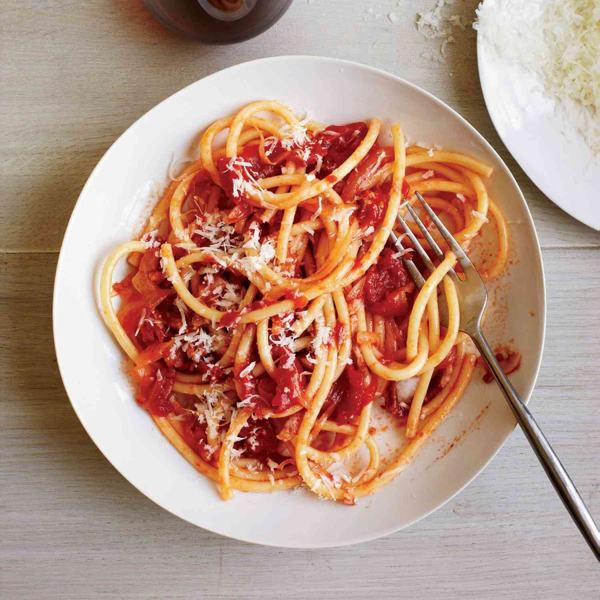 Cea mai delicioasă rețetă de paste Amatriciana. Un deliciu italienesc ce mai mult ca sigur te va surprinde