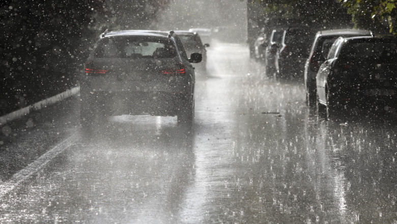 Cod portocaliu de ploi torențiale, grindină și vijelii. Lista zonelor care sunt vizate de avertizarea meteo