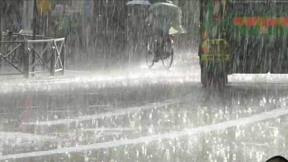Cod galben de vreme severă în 12 județe. ANM a emis alertă de ploi torenţiale, grindină și vijelii, până la noapte
