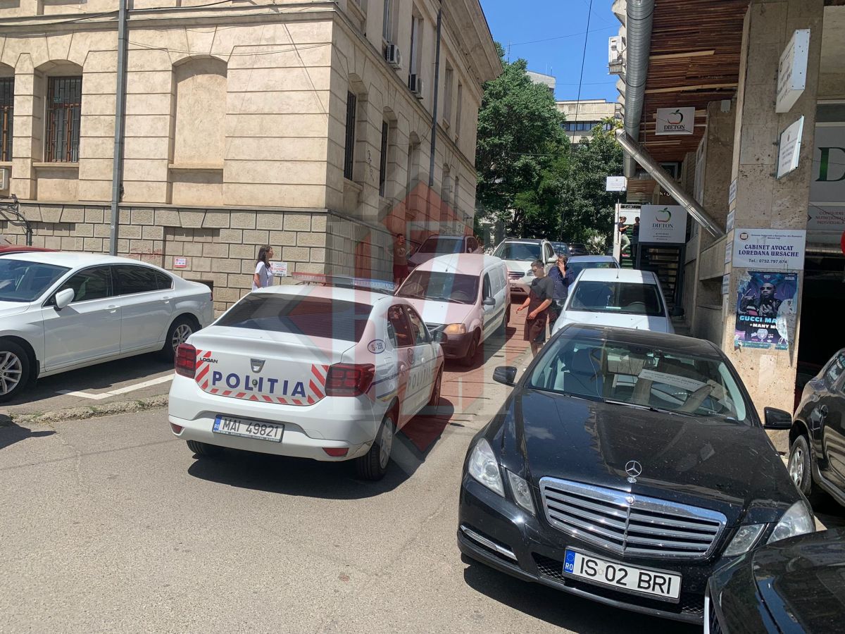 O poliţistă din Iaşi a blocat tot traficul din zona Judecătoriei, după ce a parcat autospeciala Poliţiei ca la ea acasă. Râzând, s-a urcat la volan după vreun sfert de oră – FOTO, VIDEO