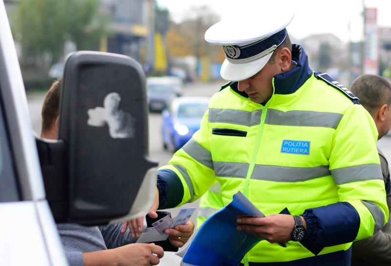 Poliţiştii ieșeni au reţinut mai multe permise de conducere după o acţiune fulger
