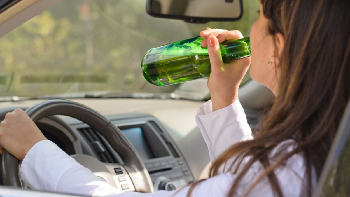Ce domnișoară rea! S-a urcat beată la volan și a făcut câteva ture. Distracția s-a terminat când în față i-au apărut polițiștii – FOTO