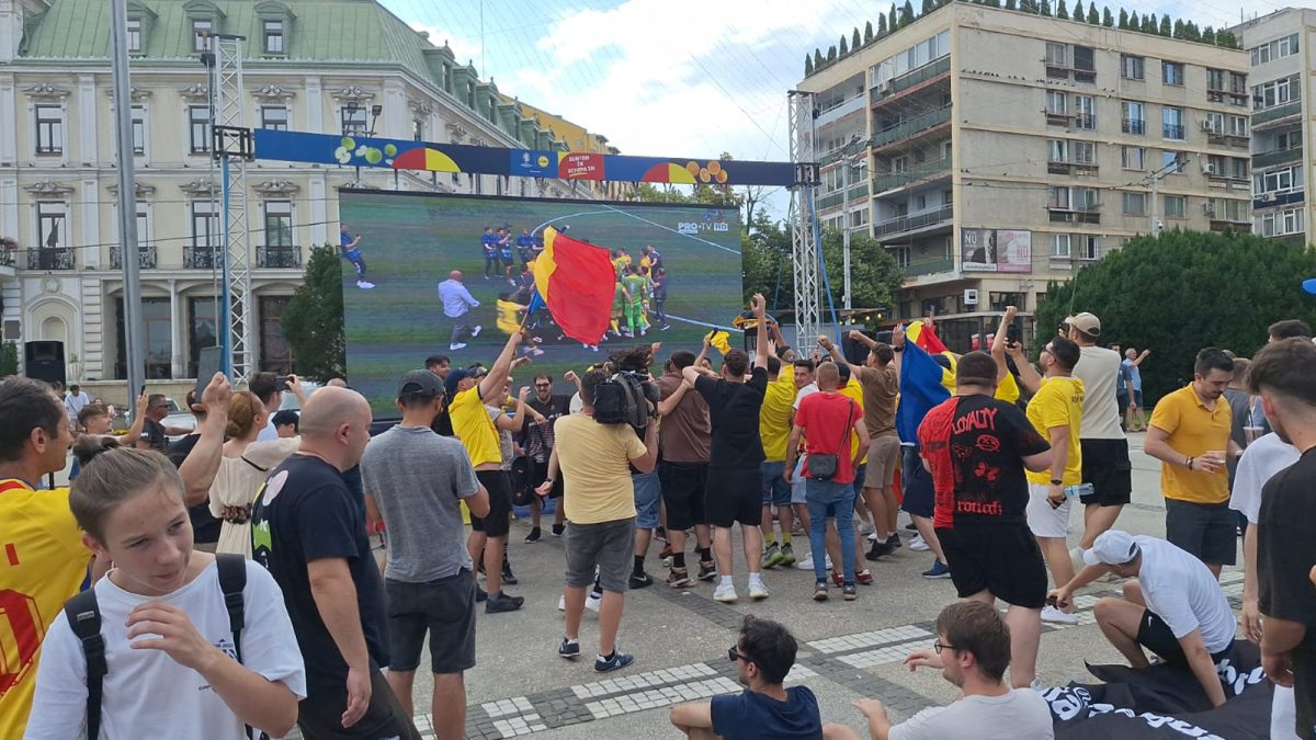 Nebunie în Piața Unirii din Iași! Fanii echipei naționale a României au invadat centrul orașului, unde au cântat pentru tricolori – FOTO/VIDEO