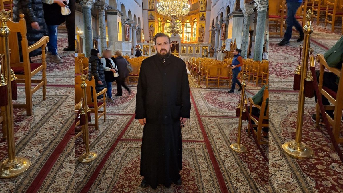 Un preot ca acesta, mai rar! Parohul dintr-o localitate din Iași își ajută enoriașii în toate, chiar și la turnat betoane: „Am luat autovehiculul din dotare, zis «roabă», șlapii din dotare, Sfânta Cruce, «armă dulce» și am dat drumul la treabă” – FOTO/VIDEO