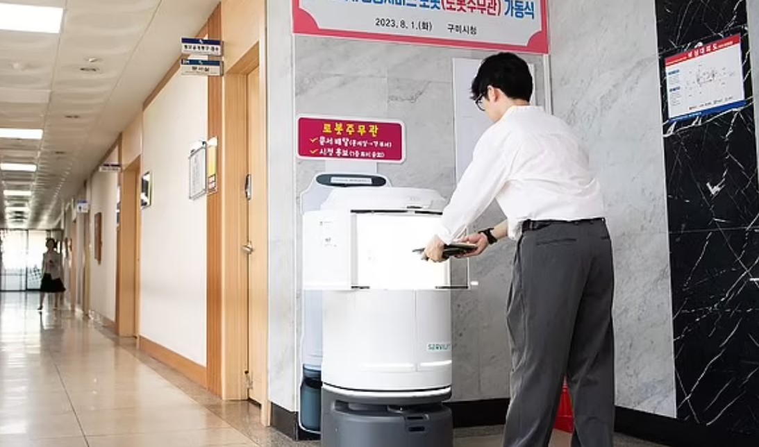Un robot care lucra într-o primărie s-ar fi sinucis! Este prima dată când se întâmplă acest lucru