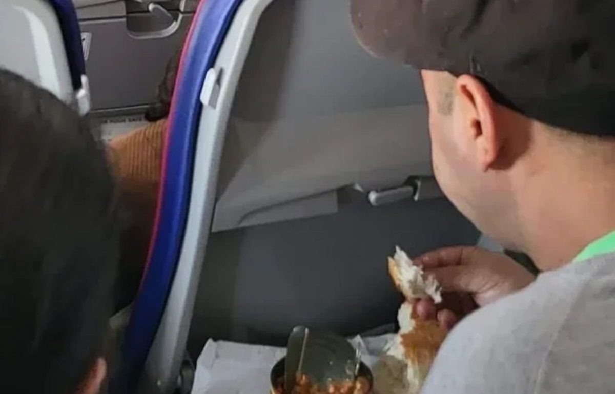 Doi români, filmați mâncând cârnați, brânză și roșii în avion. Imaginile fac deliciul internauților