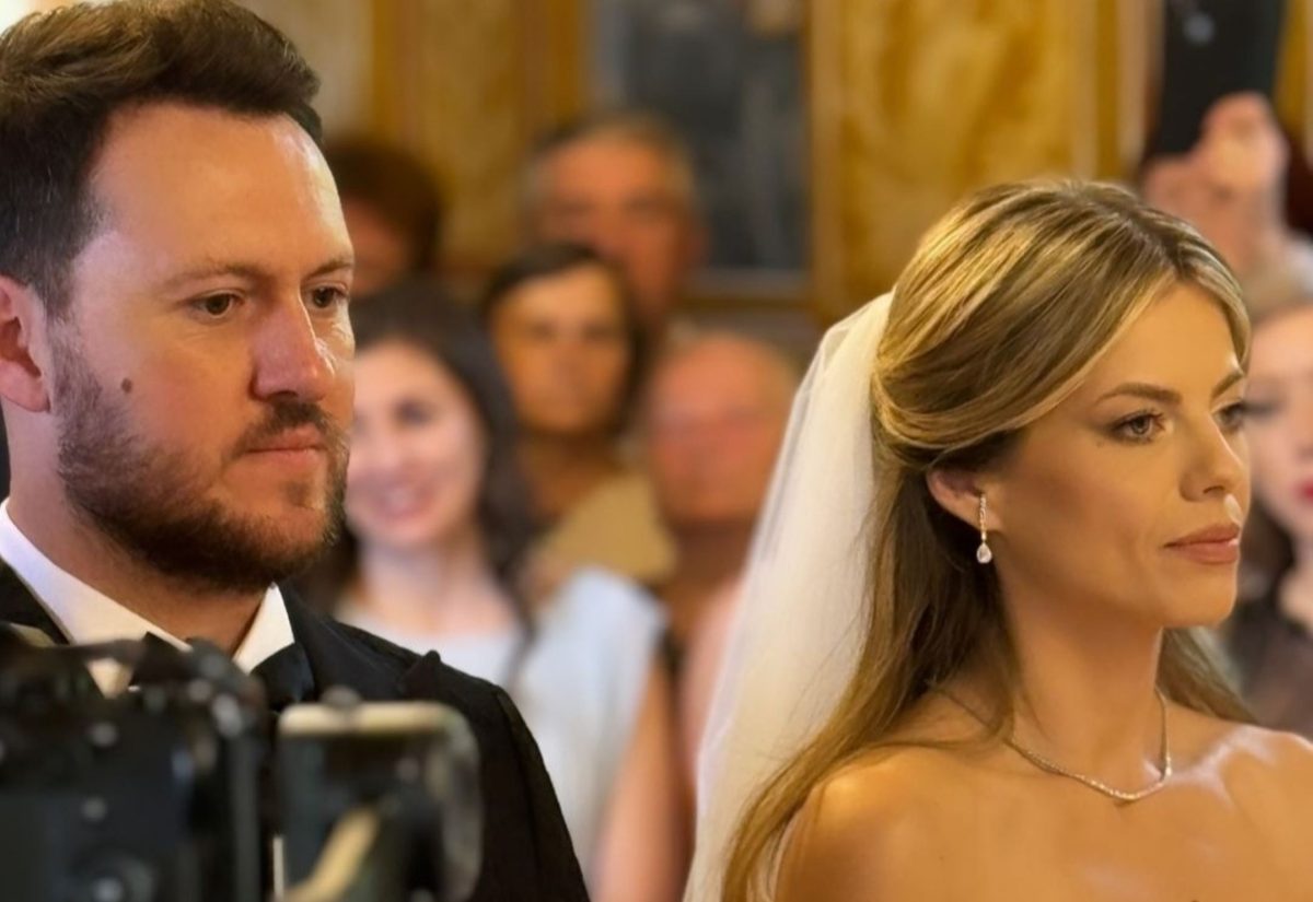 Roxana Hulpe a avut două nașe superbe la nuntă. Soțiile lui Cabral și a lui Cosmin Stan s-au duelat în ținute