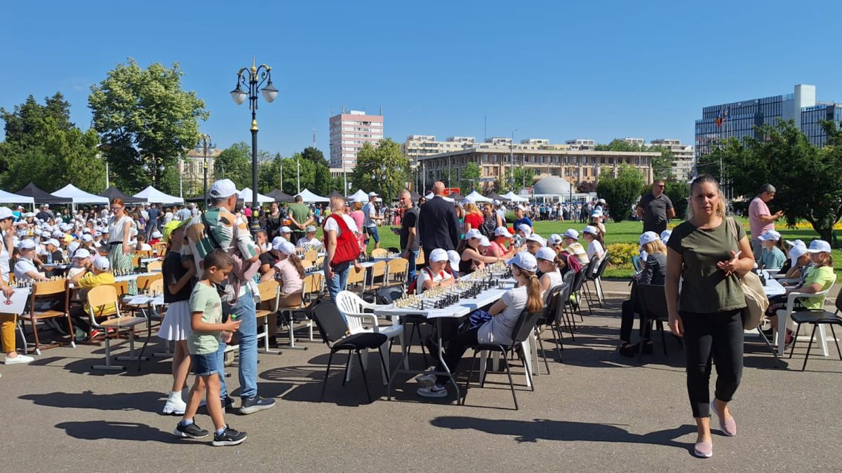 De Ziua Copilului, Iașul a stabilit un nou record în materie de șah. Peste 2.000 de micuți au participat la cea mai mare competiție din România – FOTO