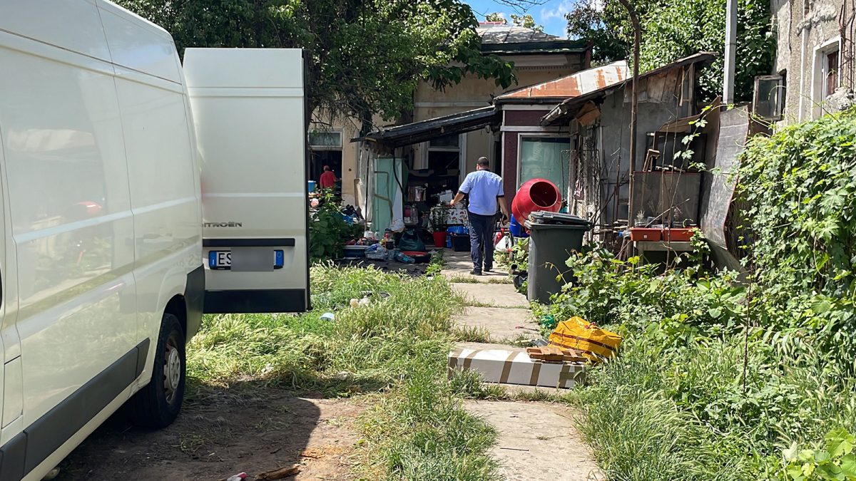 Evacuare cu scandal, în centrul Iașului! Executorii au rămas șocați când au venit să vadă imobilul: „Trebuie să adunăm toată mizeria” – FOTO