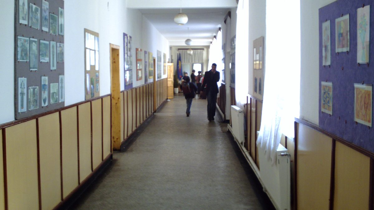 Consiliul Județean Iași cheltuie peste 2 milioane de lei pentru dotarea cabinetelor școlare. Licitația a fost lansată