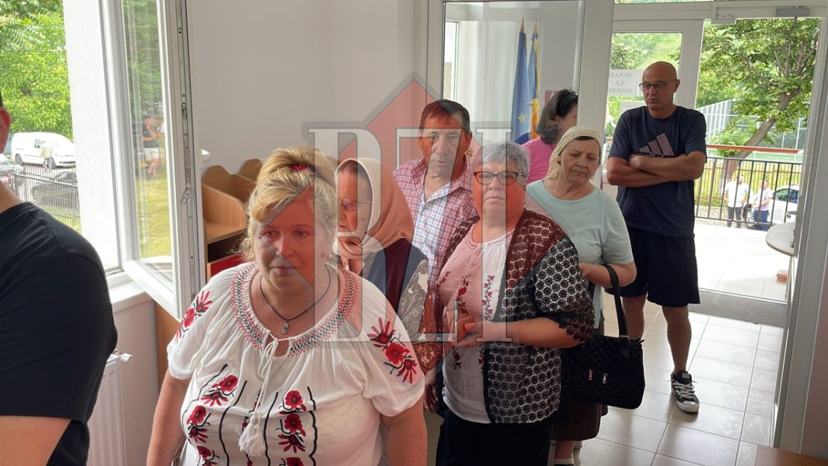 Aglomerație la o secție de votare din Rediu. Oamenii stau foarte mult la rând pentru a-și exercita votul – FOTO