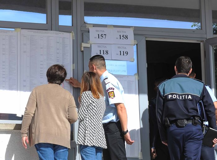 Incidentele violente continuă! O femeie de 50 de ani s-a luat la bătaie cu un bărbat într-o secţie de votare
