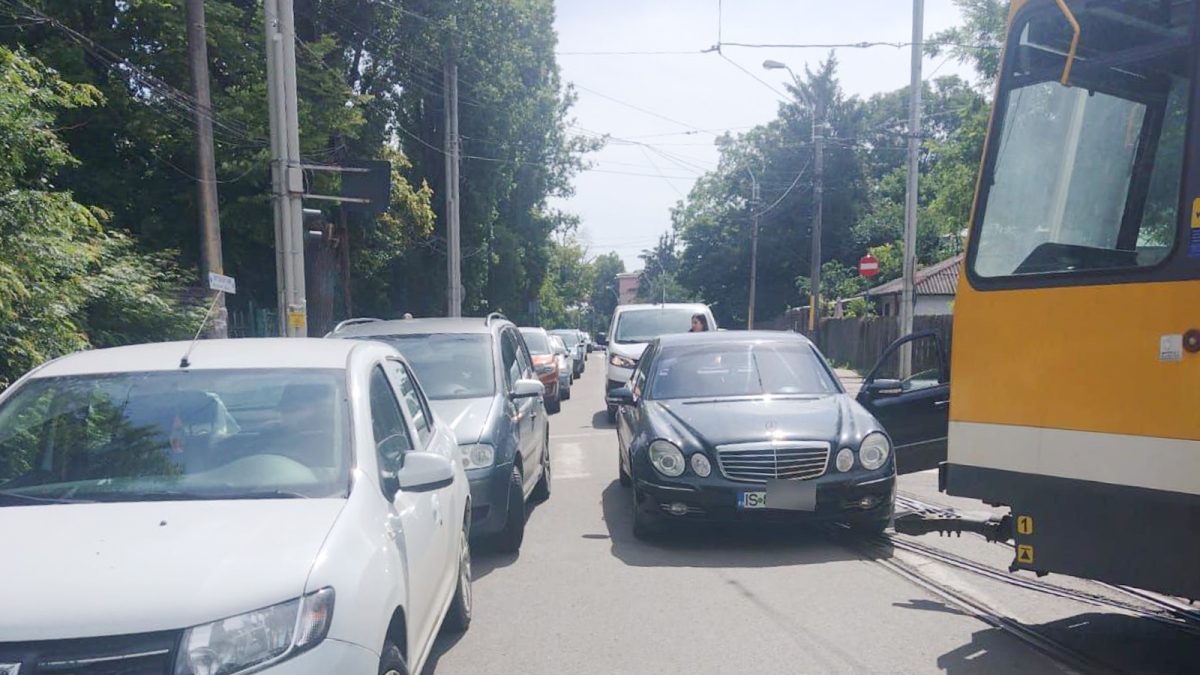 Spectacol golănesc în Tătărași. Șoferul unui Mercedes a blocat circulația tramvaielor, apoi l-a amenințat cu „băieții” pe vatman: „Zilnic, este aceeași poveste” – FOTO