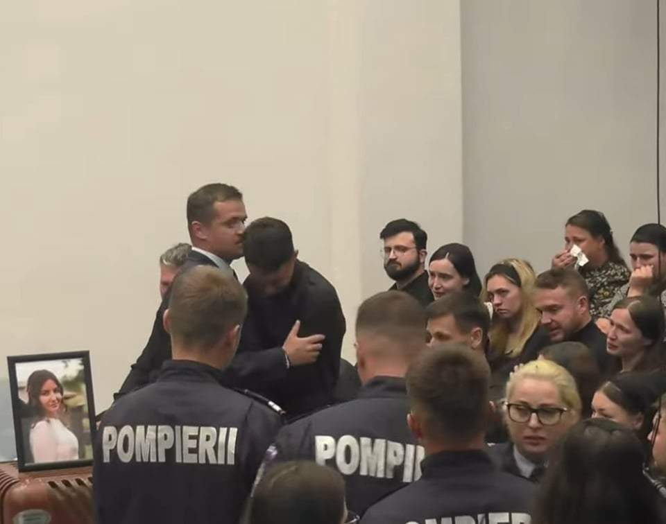 Soțul tinerei de 19 ani din Suceava, care s-a stins din viață la scurt timp după naştere, nedezlipit de sicriu! Imagini dureroase la priveghi – FOTO